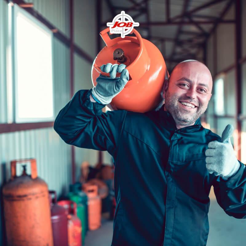 monteur gasflessen loopt met gasfles op zijn rug